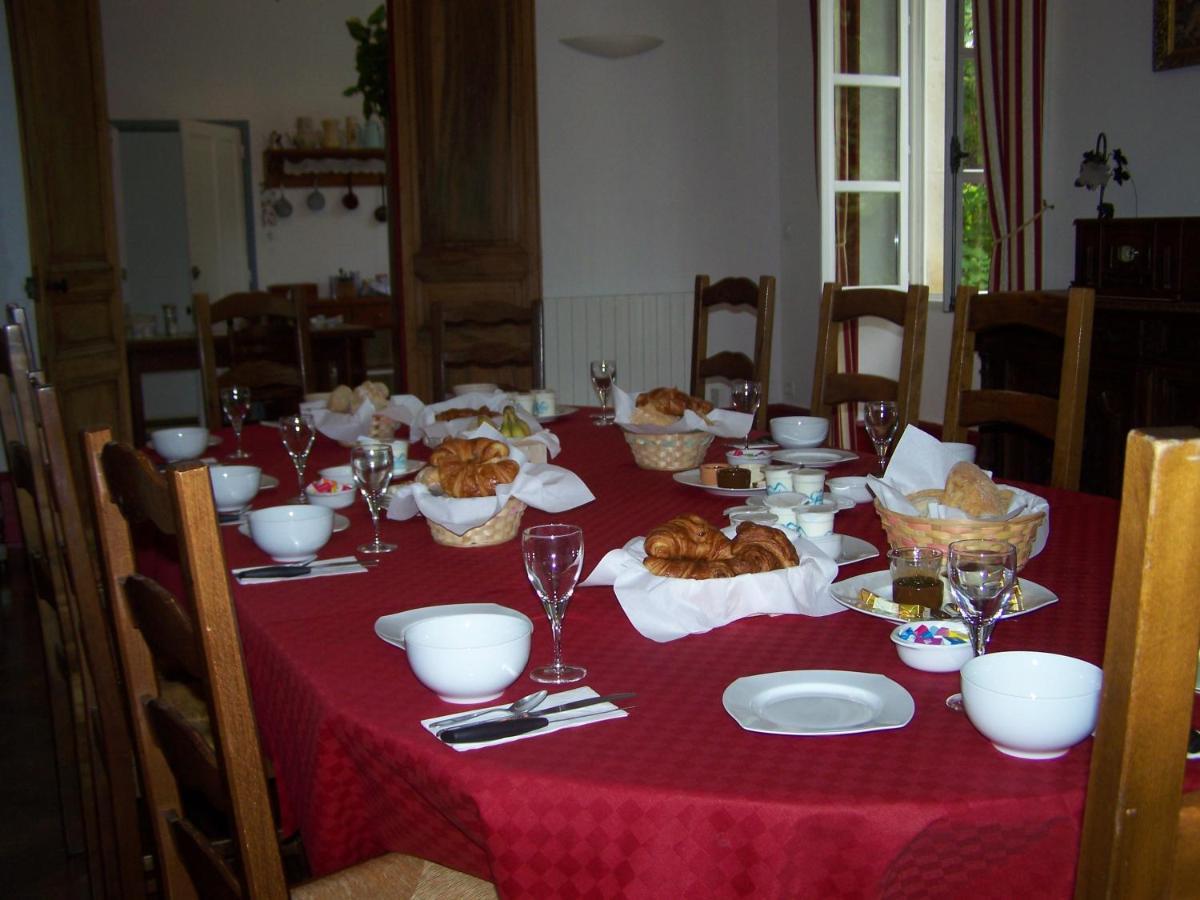 Les Cigales Bed & Breakfast Charols Екстериор снимка
