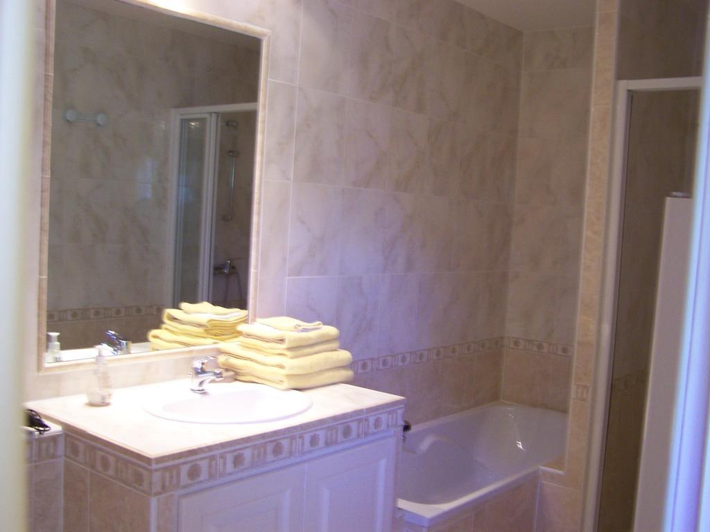 Les Cigales Bed & Breakfast Charols Стая снимка