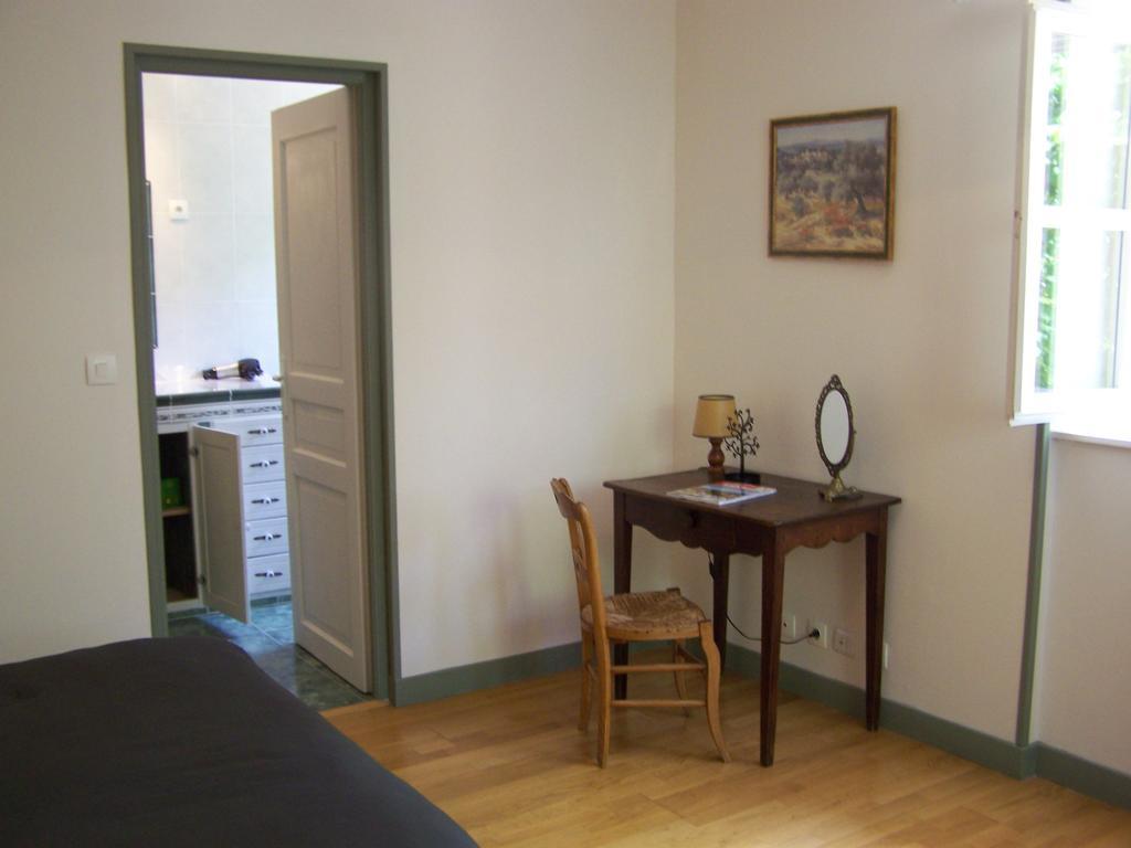 Les Cigales Bed & Breakfast Charols Екстериор снимка
