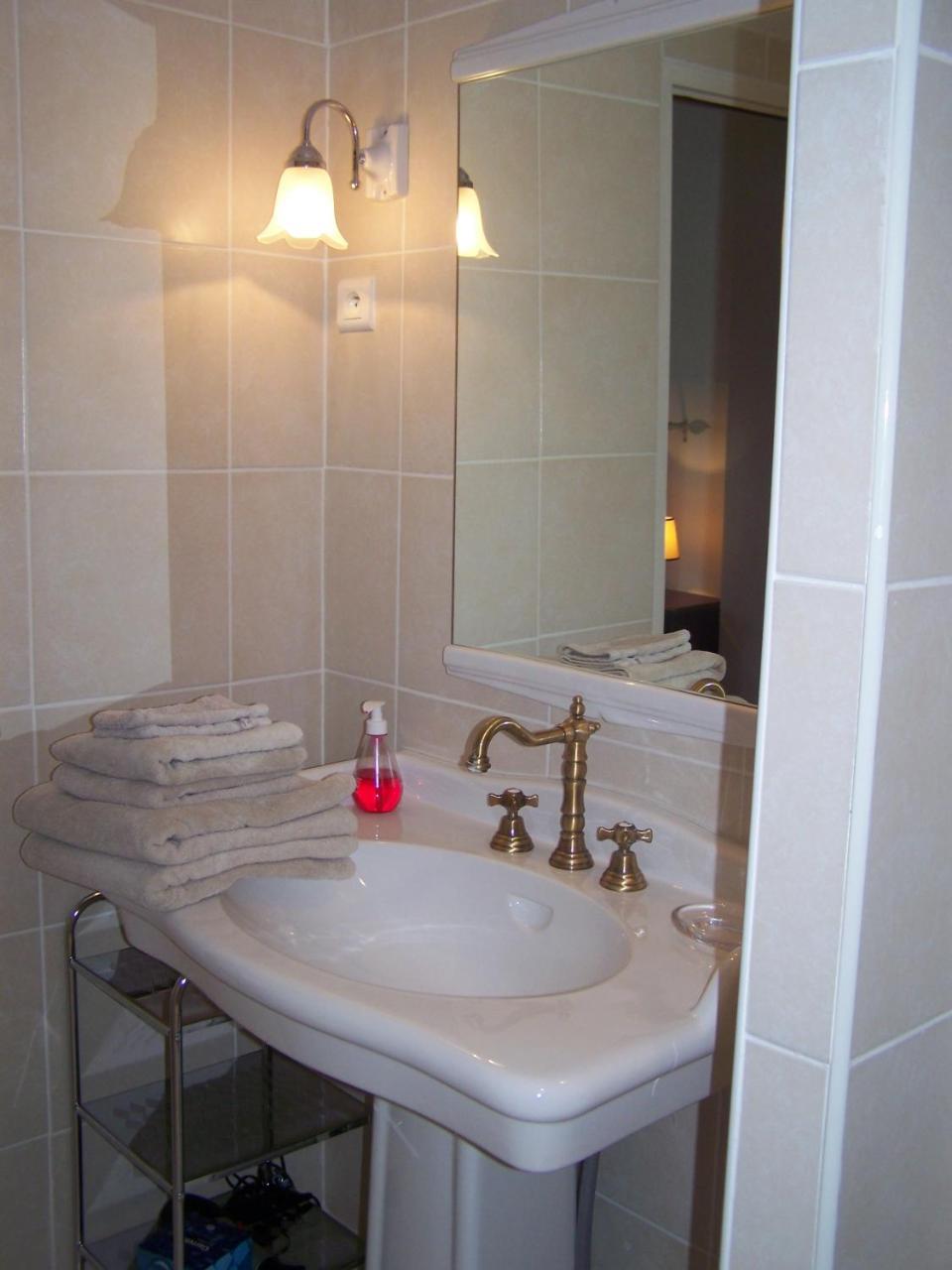 Les Cigales Bed & Breakfast Charols Екстериор снимка